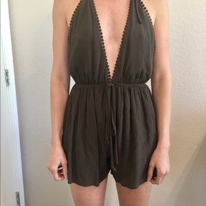Detailed plunge halter romper